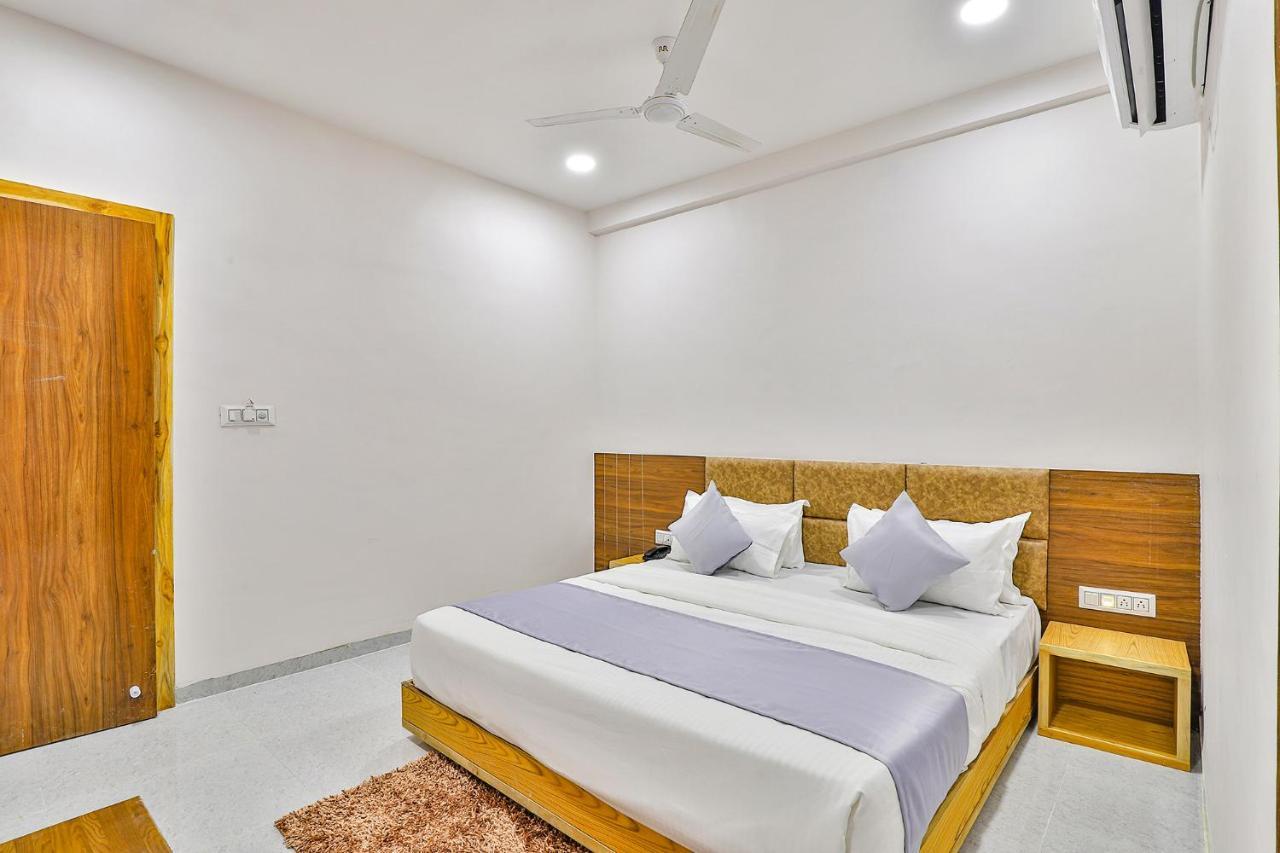 Fabhotel Parkland A Ахмедабад Екстериор снимка