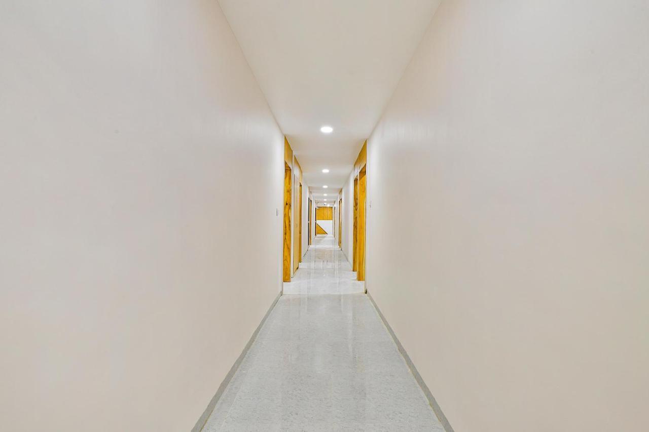 Fabhotel Parkland A Ахмедабад Екстериор снимка
