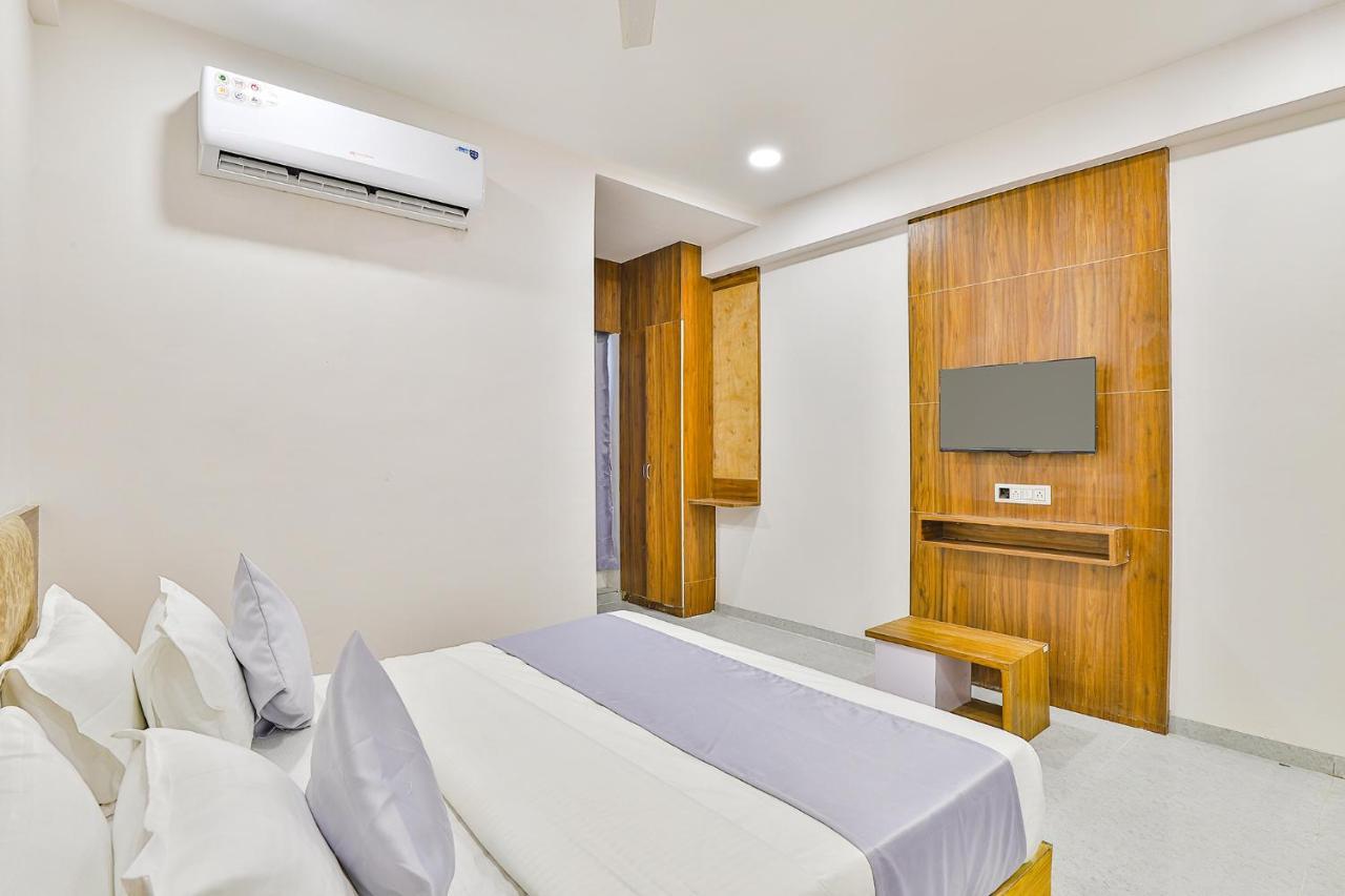 Fabhotel Parkland A Ахмедабад Екстериор снимка