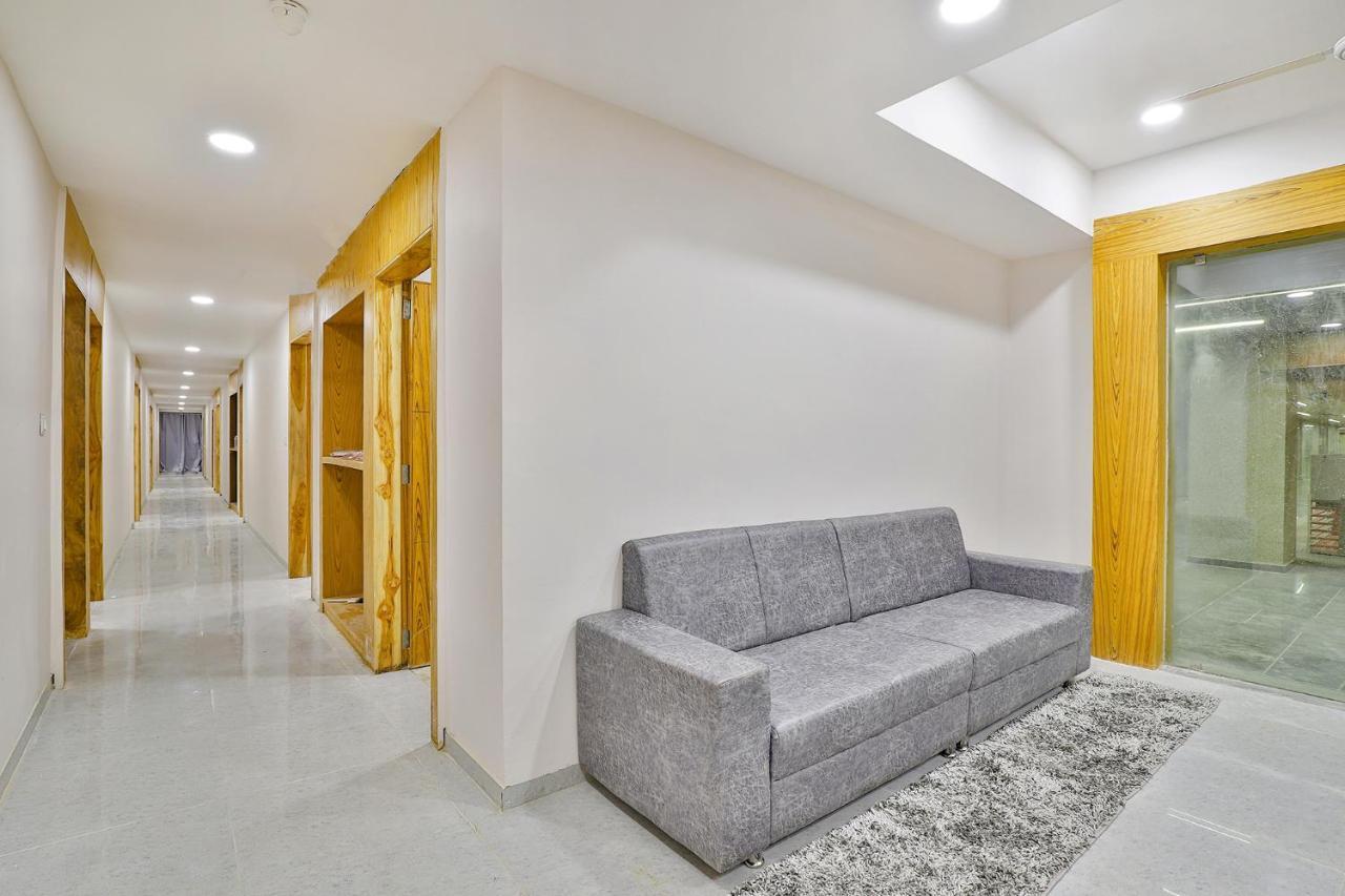 Fabhotel Parkland A Ахмедабад Екстериор снимка